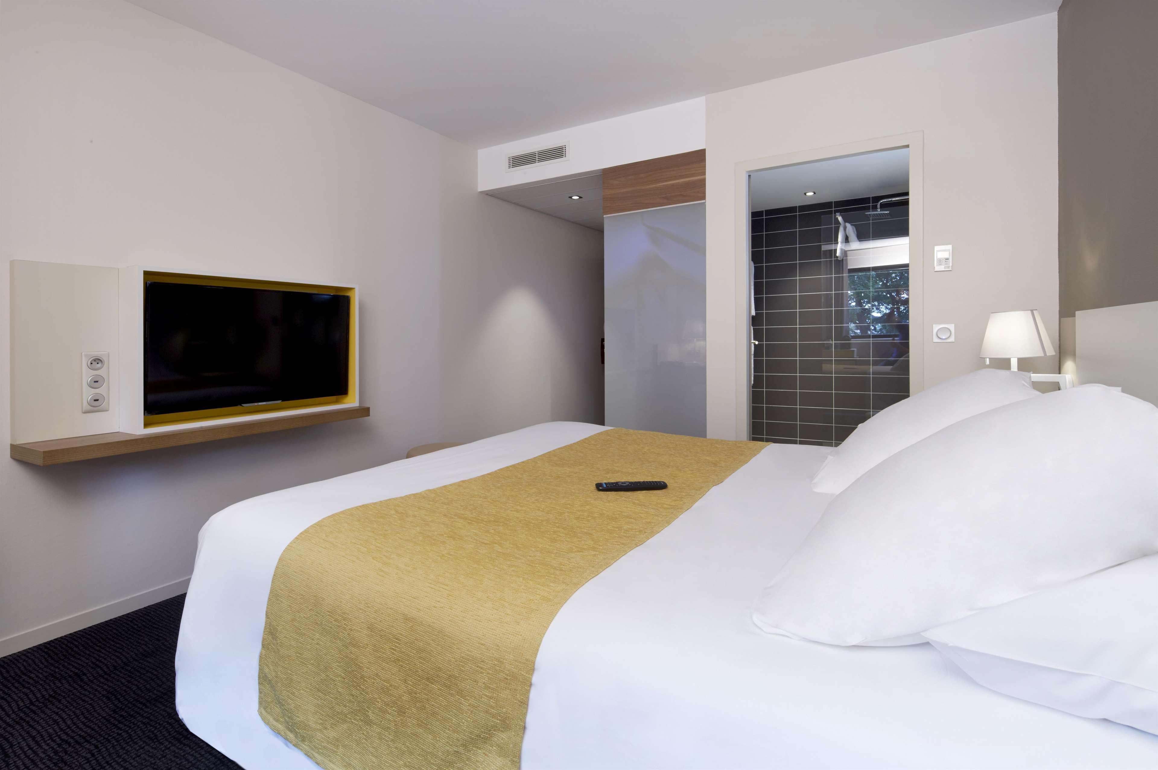 Kyriad Prestige Pau - Palais Des Sports Экстерьер фото